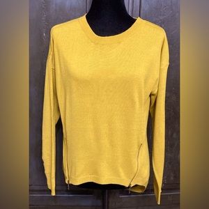 Mine mustard longsleeves sweater. Size medium